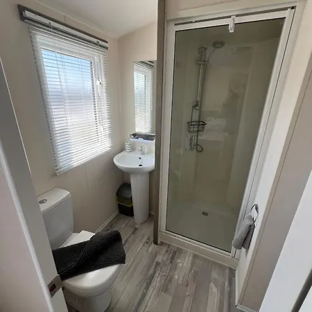 3 Bedroom Modern Caravan Sleeps Up To 8 Campsite