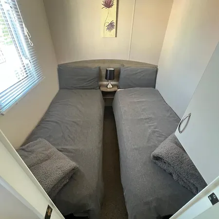 3 Bedroom Modern Caravan Sleeps Up To 8 * מילום