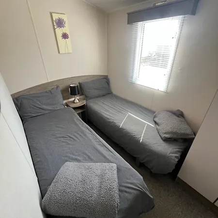 3 Bedroom Modern Caravan Sleeps Up To 8