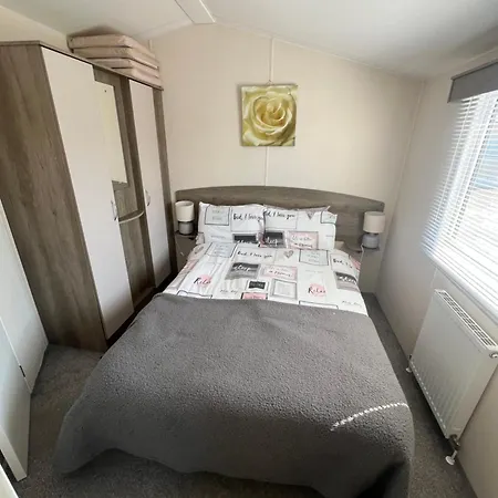 3 Bedroom Modern Caravan Sleeps Up To 8 *