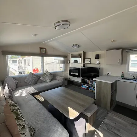 3 Bedroom Modern Caravan Sleeps Up To 8